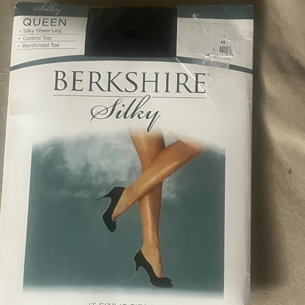 BERKSHIRE 4489 SILKY Black control top sheer leg reinforced toe New Queen